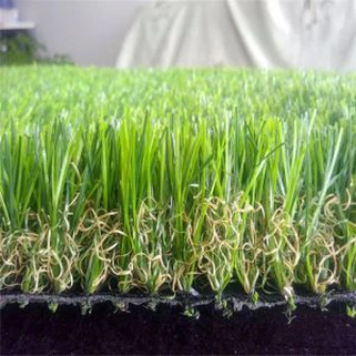 Pogled na naravno krajinsko sintetično travo ZDA