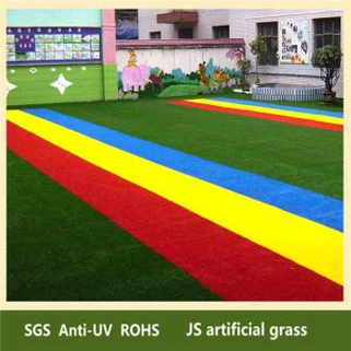 Čudovito dekorativno jarko rumeno umetno travo za otroško igrišče