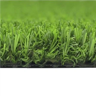 Zelen vrt z umetno trato